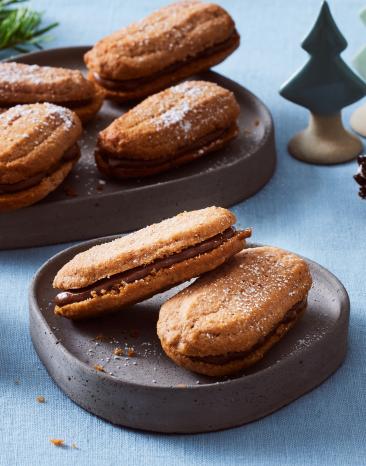 Nougatstangen auf einem Tisch mit weihnachtlicher Deko.