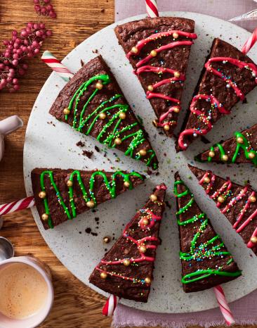 Kuchen in Stücke geschnitten und zu Tannenbäumen dekoriert.