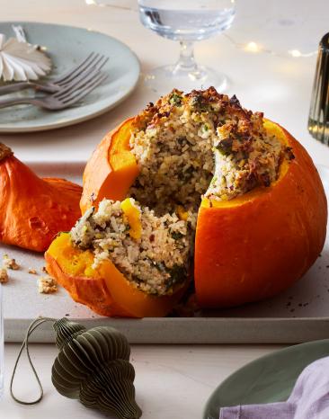 Hokkaido Kürbis gefüllt mit Maronen, Nüssen und Reis, angeschnitten.