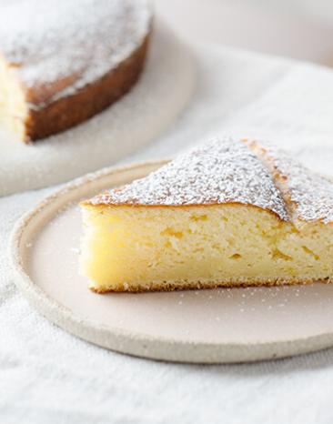 Ricotta Zitronen Kuchen mit Puderzucker bestäubt.