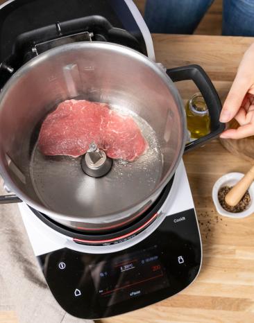 Steak scharf im Cookit anbraten. Steak scharf im Cookit anbraten.