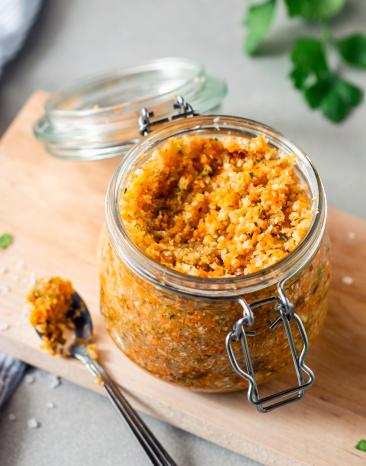 Ein Glas Gemüse-Gewürzpaste aus dem Cookit