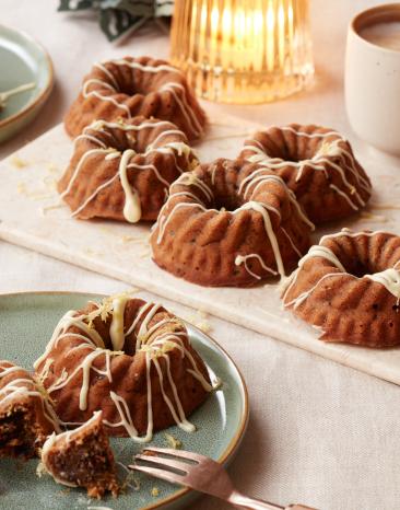 Kleine Gugelhupfe mit Puderzucker.