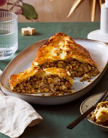 Linsenstrudel als leckerer Braten auf einem großen Teller.