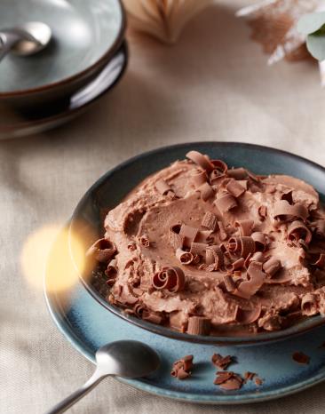 Marzipan Nougat Eis auf einem festlichen Tisch