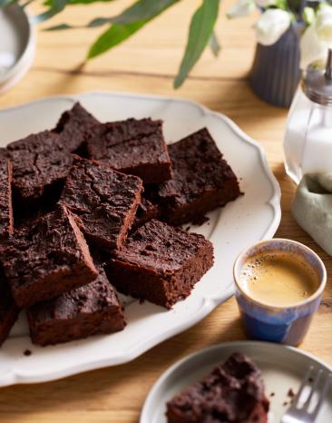 Low Carb Brownies in Stücke geschnitten auf einem Servierteller.
