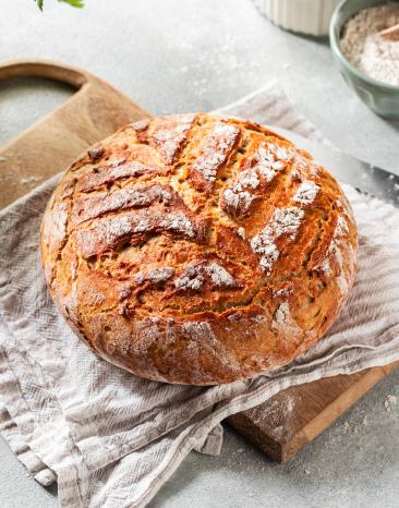 Nimmersatt-Brot auf einem Tuch.