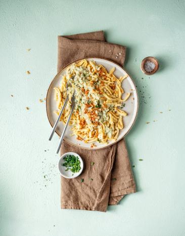 One Pot Spätzle mit Spitzkohl auf einem Teller.