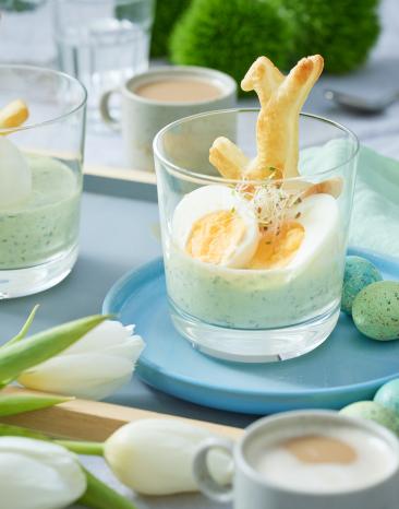 Eier im Glas mit Blätterteig auf einem Oster Brunch Tisch.