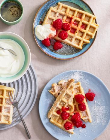 Haferflocken Waffeln mit Himbeeren und Sahne.