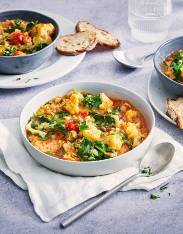 Kohleintopf in drei tiefen Tellern mit Brot.