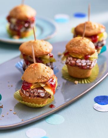 Kleine Burger Muffins aus süßem Hefeteig mit Mango.