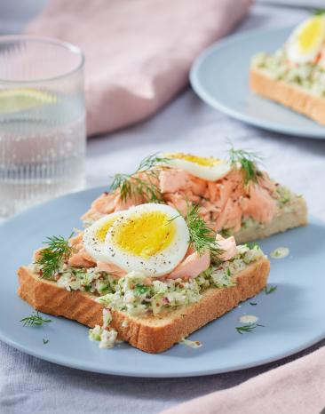 Lachstoast mit Ei belegt.