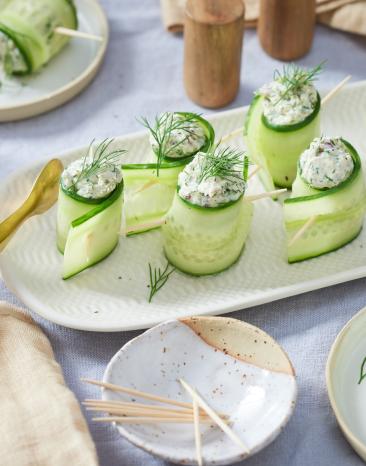 Forellenröllchen aus Gurle mit Kresse dekoriert.