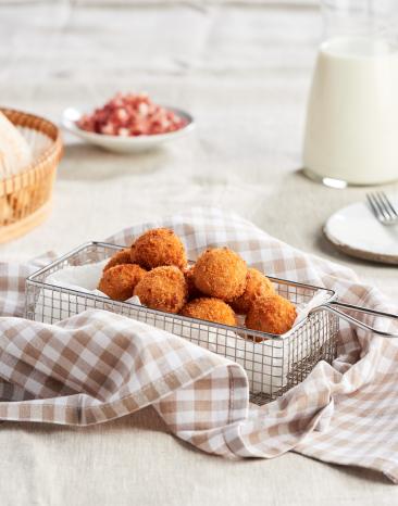 Spanische Kroketten mit Schinken auf einem Teller.