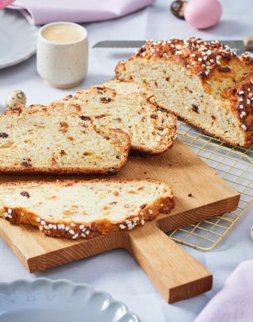 Osterbrot auf einem gedeckten Tisch mit Tulpen. Osterbrot auf einem gedeckten Tisch mit Tulpen.