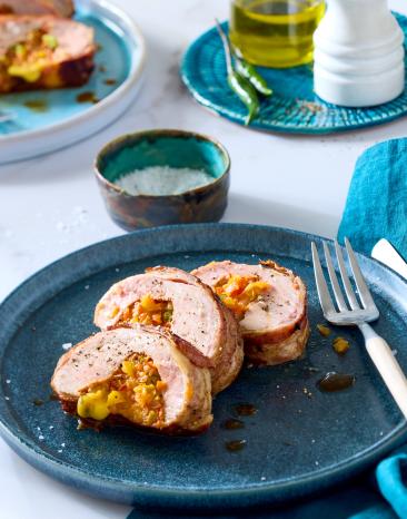 Aufgeschnittenes Schweinefilet mit Chilli-Cheese Füllung