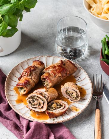 Involtini vom Kalb auf einem hellen Teller.