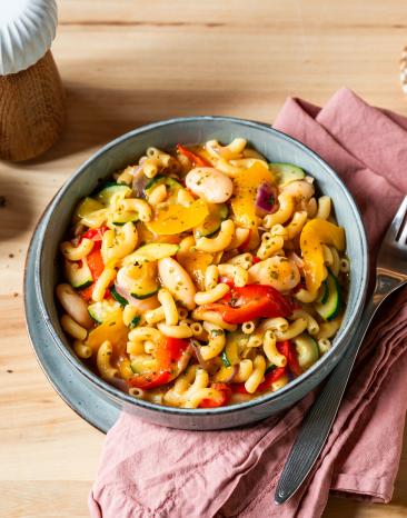 One Pot Pasta mit Gemüse in einem Teller