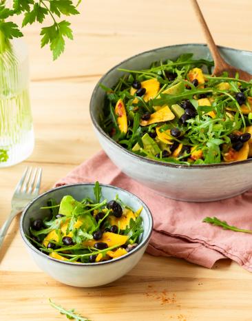 Schwarzer Bohnensalat mit Avocado und Mango in einer großen Schale.