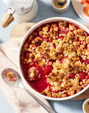 Erdbeer Crumble in einer runden Auflaufform.