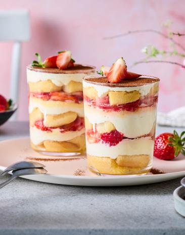 Erdbeer Tiramisu im Glas geschichtet.