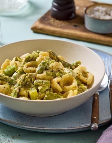 Pasta mit grünem Spargel in einer Schüssel