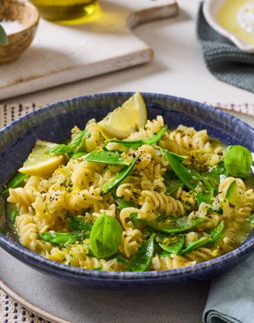 Zitronenpasta mit grünem Gemüse in einer Schüssel.