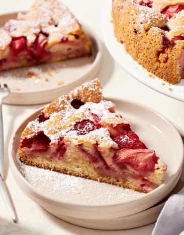 Stücke versunkener Erdbeerkuchen auf Tellern.