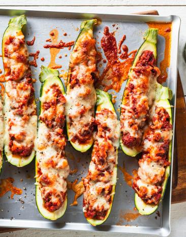 Zucchini Schiffchen mit Hackfleisch gefüllt und mit Käse überbacken.
