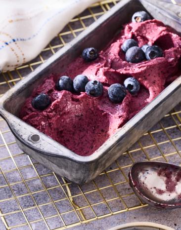 Blaubeer-Joghurt-Nicecream mit frischen Beeren garniert. Blaubeer-Joghurt-Nicecream mit frischen Beeren garniert.