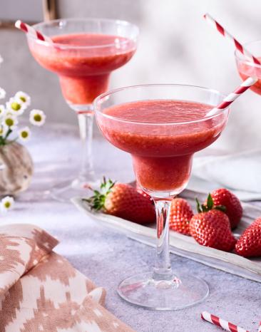 Frozen Strawberry-Daiquiri in Cocktailgläsern.