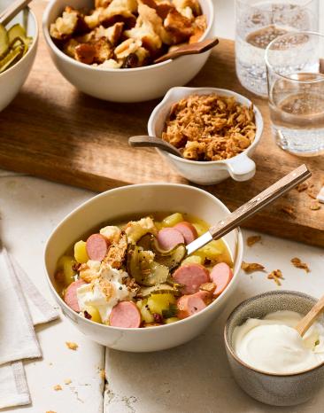 Hot Dog Suppe in Schüsseln.