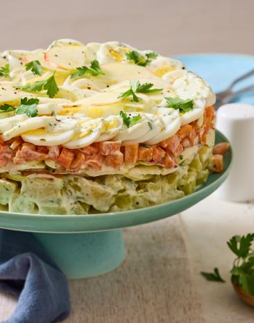 Salat Torte aus Kartoffelsalat mit Eiern.