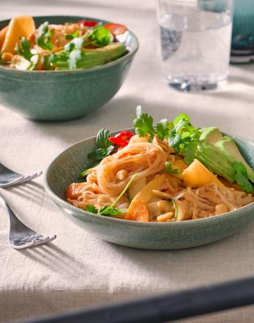 Sommerrollen Salat in Schüsseln mit buntem Gemüse.