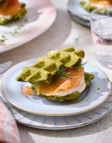 Spinatwaffel-Sandwiches mit Räucherlachs und Frischkäse.