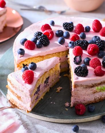 Naked Cake mit Beeren ummantelt mit einer rosa Creme.