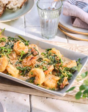 Knoblauch-Garnelen in einer Servierschale.