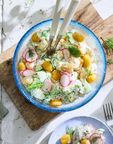 Gebackene Gnocchi mit Radieschen und Gurken in einer Salatschüssel. Gebackene Gnocchi mit Radieschen und Gurken in einer Salatschüssel.