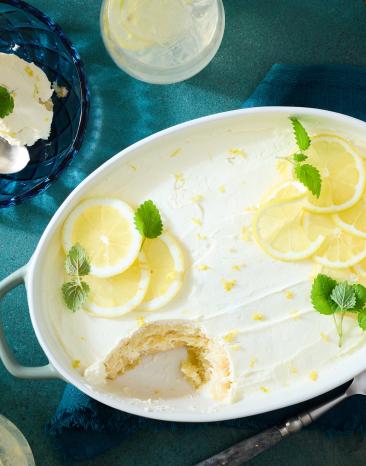 Zitronen Tiramisu mit frischen Zitronenscheiben in einer Auflaufform.