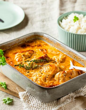 Zwiebel-Sahne-Hähnchen in einer Auflaufform.