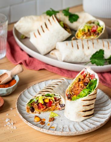 Burritos mit Hackfleisch-Bohnen-Füllung halbiert, Füllung sichtbar.
