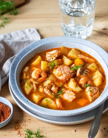 Fisch-Stew mit Kartoffeln in einem tiefen Teller.