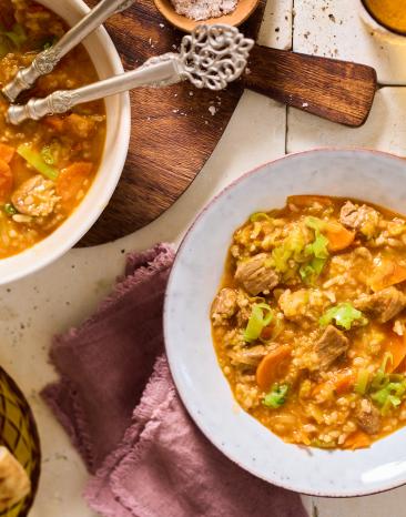 Lauchgemüse mit Lamm (Etli Pırasa Yemeği) auf einem gedeckten Tisch.