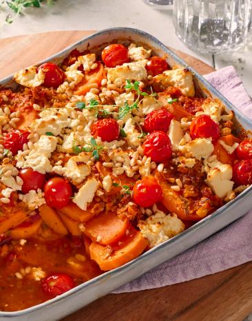 Süßkartoffel-Feta-Auflauf in einer Auflaufform.