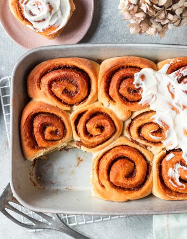 Zimtschnecken mit Frosting in einer Auflaufform