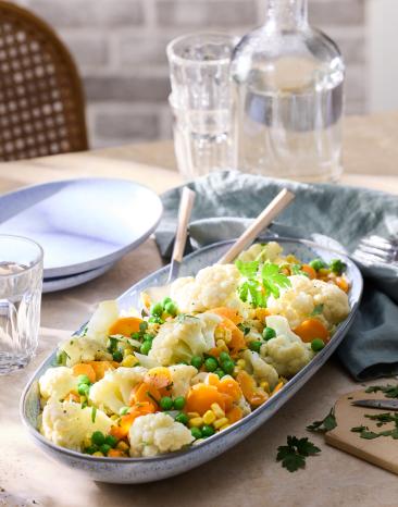 Gedämpftes Buttergemüse auf einem Servierteller.