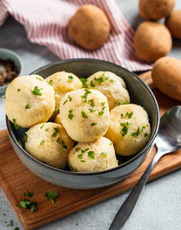 Kartoffelklöße gehackten Kräutern.