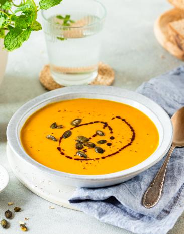 Kürbissuppe mit Kokosmilch mit Kürbiskernen und Kürbisöl garniert.