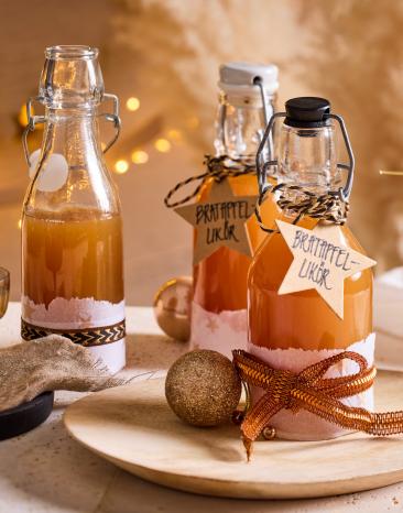 Bratapfel-Likör weihnachtlich in Fläschchen abgefüllt.
